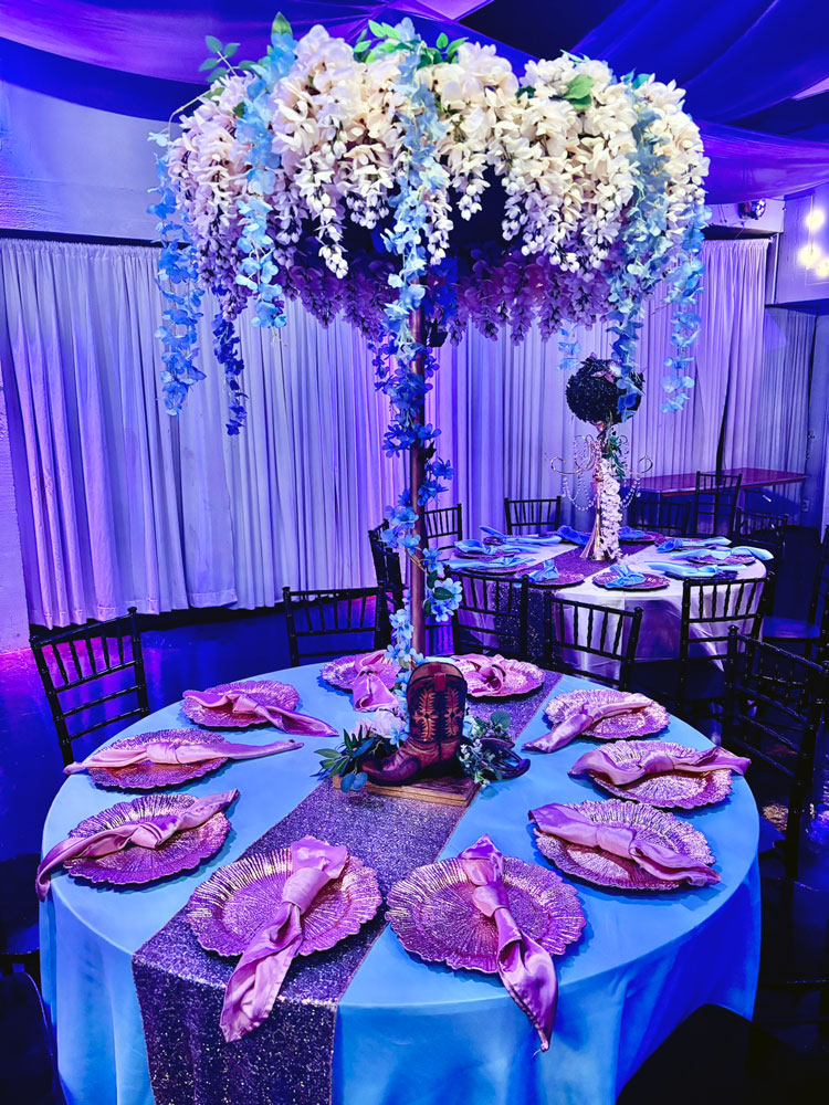 Elegant centerpiece combining blue tones, floral arrangements, and floral details