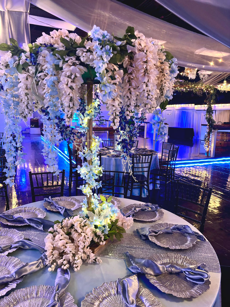 Elegant centerpiece combining blue tones, floral arrangements, and metallic details